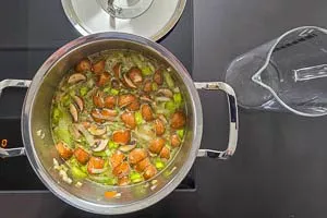 Gemüsebrühe hinzugeben und köcheln lassen