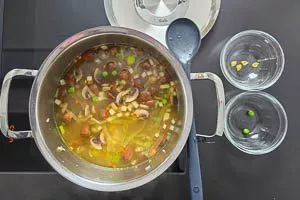 Erbsen und Nudeln in den Topf geben und köcheln lassen