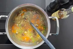 Mit weißem Balsamico-Essig, Salz und schwarzem Pfeffer abschmecken