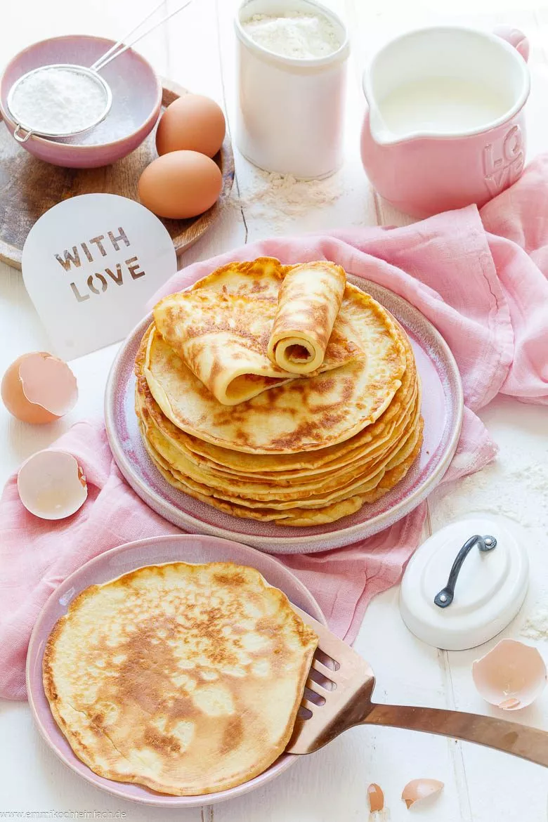 Pfannkuchenteig aus Mehl, Milch, Eiern und Sprudelwasser