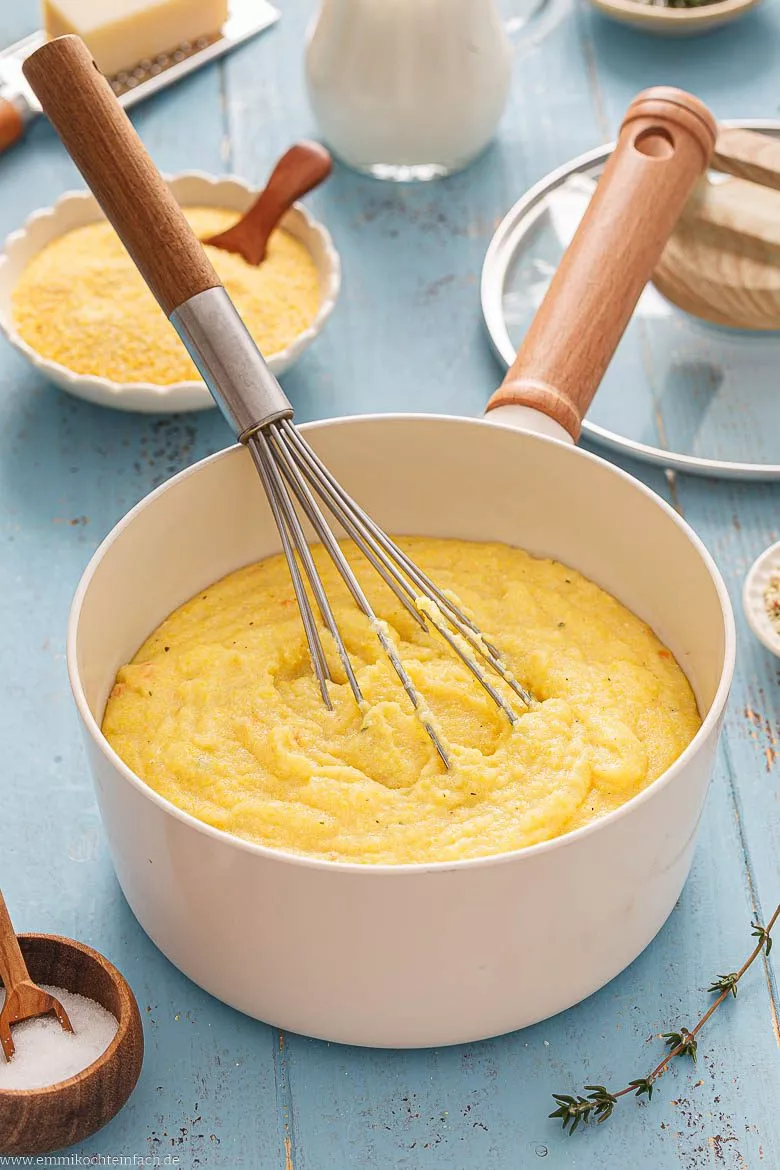 Maisgrie&szlig; als Beilage im Topf anr&uuml;hren