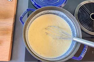 Maisgrie&szlig; mit dem Schneebesen unterr&uuml;hren und anschlie&szlig;end mit Deckel quellen lassen