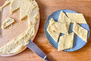 Polenta abk&uuml;hlen lassen, in Schnitten schneiden und anschlie&szlig;end kross braten