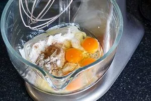 Die feuchten Zutaten cremig r&uuml;hren.