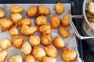 Quarkb&auml;llchen abtropfen lassen.
