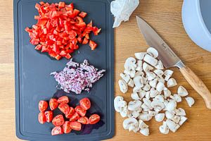 Paprika, Champignons, Zwiebel und Cocktailtomaten vorbereiten und schneiden