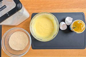 Eier, Senf, Mehl und Wasser vermengen. Paniermehl vorbereiten.
