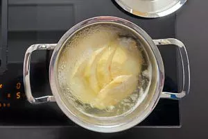 Selleriescheiben in Salzwasser kochen