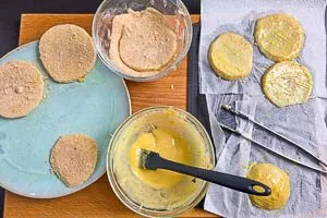 Ebenfalls die andere Seite der Sellerieschnitzel panieren