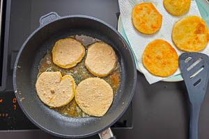 Gebratene Sellerieschnitzel auf K&uuml;chenpapier abtropfen lassen