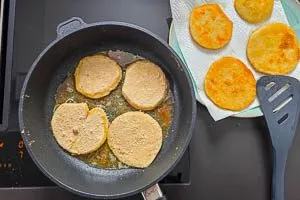 Gebratene Sellerieschnitzel auf K&uuml;chenpapier abtropfen lassen