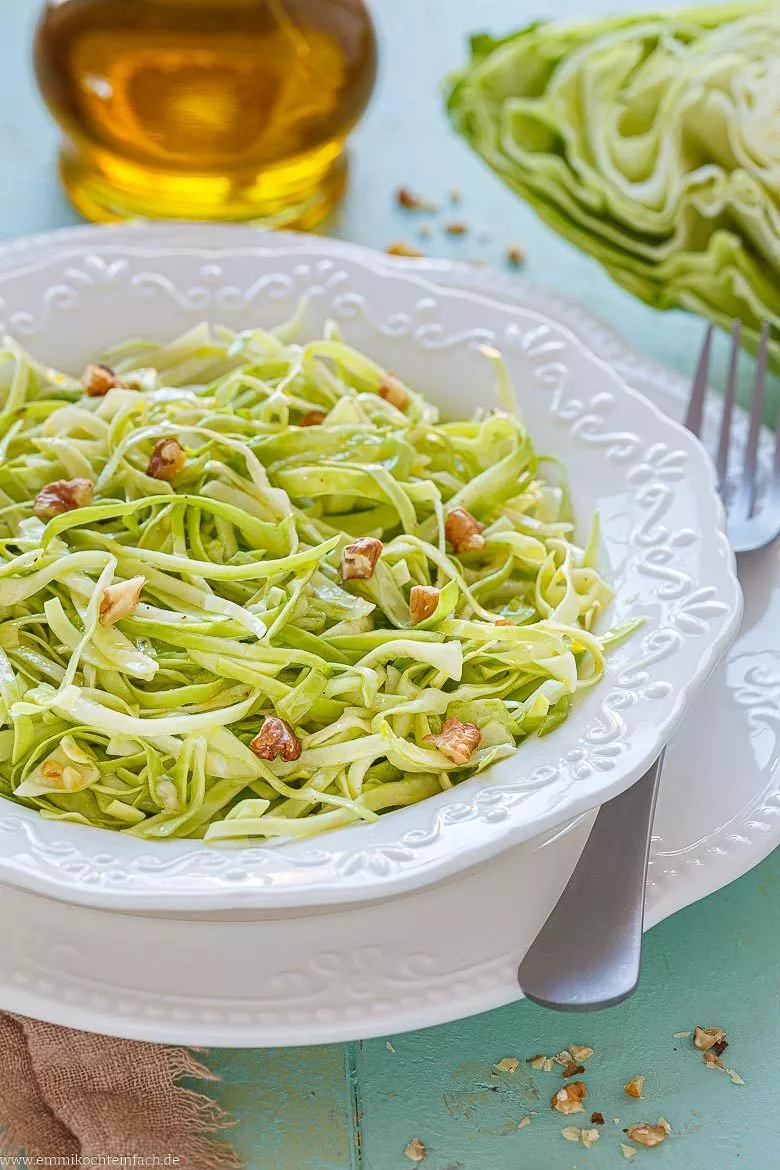 Spitzkohlsalat mit Waln&uuml;ssen