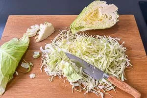 Spitzkohl in Streifen schneiden