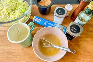 Dressing für den Spitzkohlsalat anrühren.