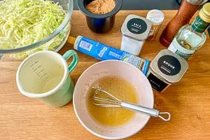 Dressing f&uuml;r den Spitzkohlsalat anr&uuml;hren.