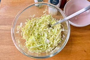 Dressing mit dem Salat vermengen.