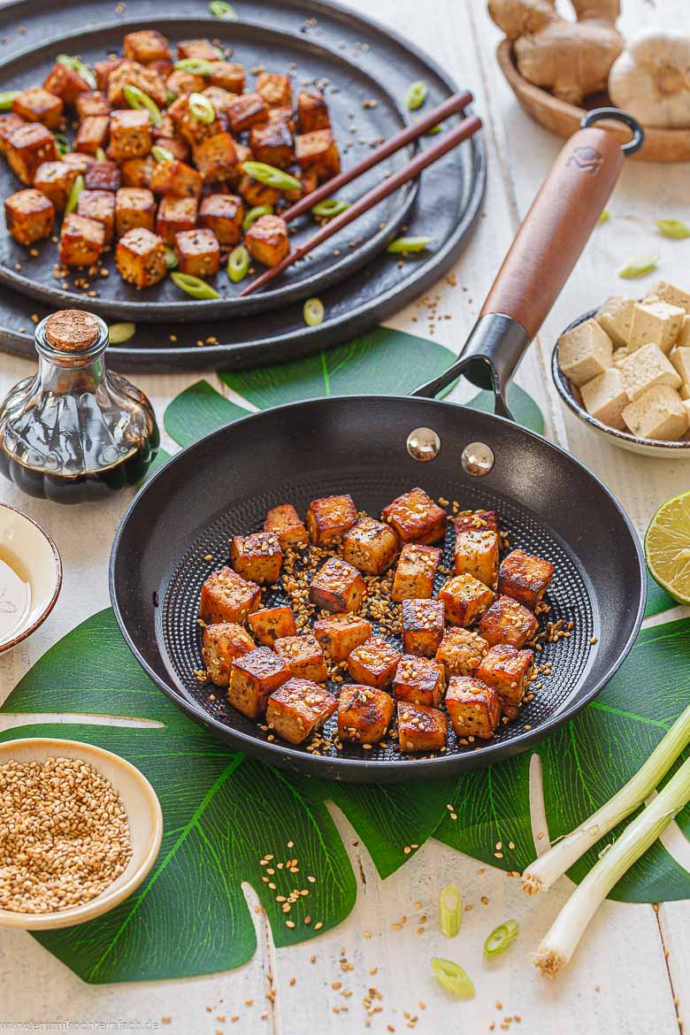 Marinierten Tofu in der Pfanne braten