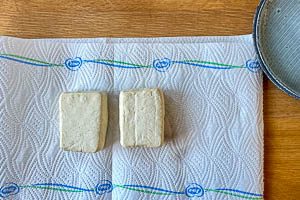 Tofu pressen und in Küchenpapier wickeln