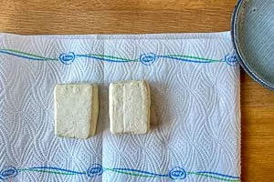 Tofu pressen und in Küchenpapier wickeln
