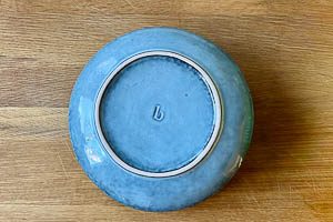 Tofu zwischen zwei Teller legen und mit Gewicht beschweren