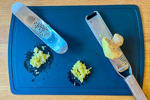 Knoblauch pressen und Ingwer reiben