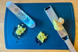 Knoblauch pressen und Ingwer reiben