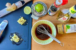 Sojasoße, Apfelessig, Limettensaft, Agavendicksaft und Sesamöl als Marinade verrühren