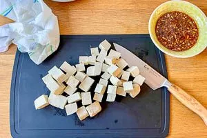 Tofu in Stücke schneiden