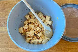 Tofu mit Marinade vermengen und ziehen lassen