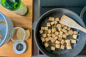 Tofu anbraten und mit Rest-Marinade übergießen