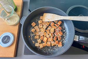 Tofu knusprig anbraten und mit Sesam bestreuen