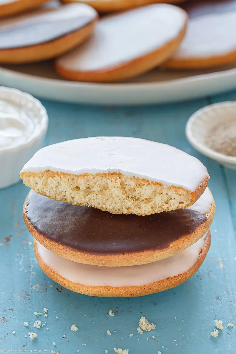 S&uuml;&szlig;es Geb&auml;ck mit Zuckerguss und Schokoglasur