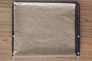Backbleche mit Backpapier belegen