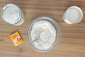 Mehl, Backpulver und Salz vermengen