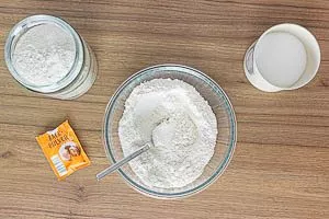 Mehl, Backpulver und Salz vermengen