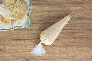 Amerikaner-Teig in einen Spritzbeutel füllen