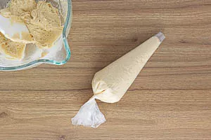 Amerikaner-Teig in einen Spritzbeutel f&uuml;llen