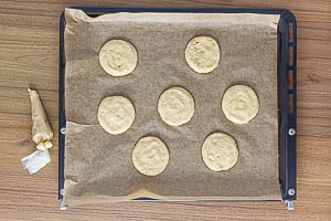 Amerikaner mit Abstand auf das Backblech spritzen