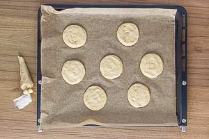 Amerikaner mit Abstand auf das Backblech spritzen