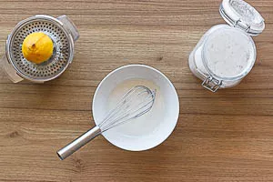 Zuckerguss mit Zitronensaft anr&uuml;hren