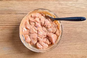 Hähnchen mit Marinade vermengen