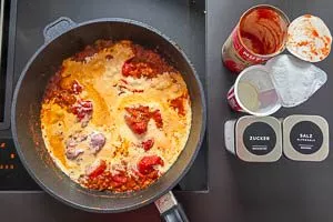Mit Sahne und Tomaten ablöschen.