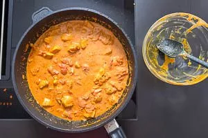 Soße köcheln lassen.