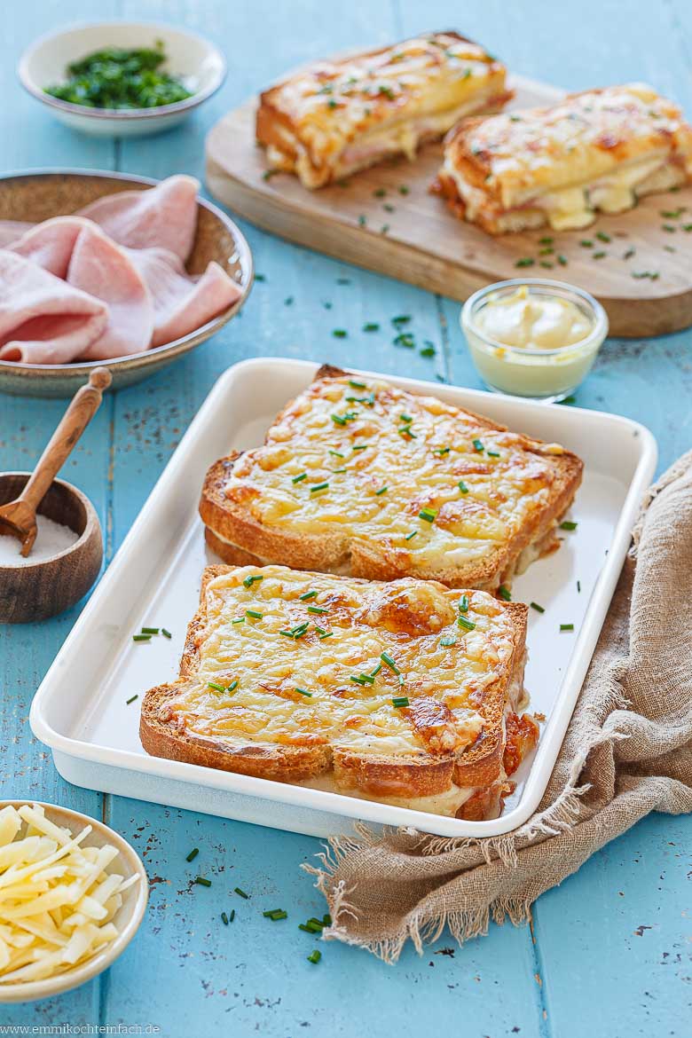 &Uuml;berbackener Toast mit Schinken, K&auml;se und B&eacute;chamelsauce