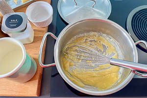 Mehl in Butter anschwitzen.