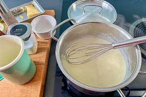 Mit Milch aufgie&szlig;en und k&ouml;cheln lassen.