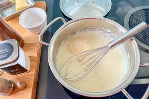 W&uuml;rzen und Parmesan unterr&uuml;hren.