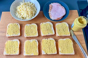 Brot mit Senf bestreichen.