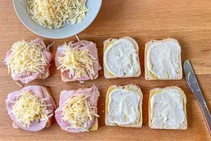 Mit B&eacute;chamelsauce, Schinken und K&auml;se belegen.