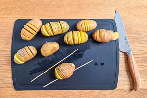 Die Kartoffeln f&auml;cherf&ouml;rmig einschneiden.